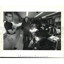 1993 Press Photo Bill Gregg Jr., conducts a Chemistry Class at Belle Chasse High