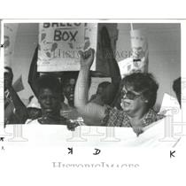 1984 Press Photo Elena Hanggi Dallas Demonstrators Rep - RRX97335
