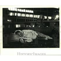 1987 Press Photo Clarence Catron participates in a "Sleep-Out" in New Orleans.