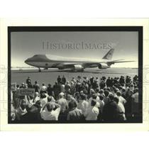1990 Press Photo Crowd gather to greet President Bush aboard the Air Force One