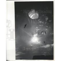 1965 Press Photo Two Parachutists Of Wisconsin Sky Divers Above Menomonee Falls