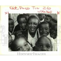 1993 Press Photo Carol Lang, principal of Fischer Elementary with her students