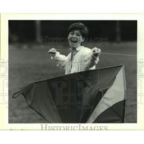 1991 Press Photo Pam Holey holds the twine to a huge kite - nob61348