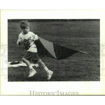 1991 Press Photo William Holby attempts to jump-start huge kite at City Park