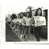 1989 Press Photo Wives and families of policeman picket line outside City Hall