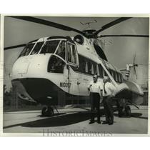 Press Photo Petroleum Helicopters president, vice president inspect a helicopter