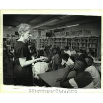 1993 Press Photo Barbara MacPhee shows brain to students at Live Oak School