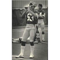 1981 Press Photo Green Bay Packers football's Mike Douglass focuses his camera