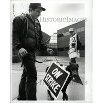 1985 Press Photo WDIV Strike Walking Dog Across Street - RRW94719