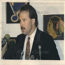 1988 Press Photo Coach Mike Keenan at press conference