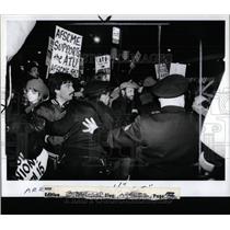 1983 Press Photo Police Break up Greyhound Strike