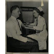 1944 Press Photo Ned Smith Blood Donor - RRW94521