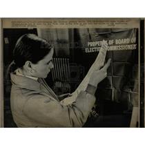 1972 Press Photo Chicago Woman Voting Primary Ballot - RRW90215