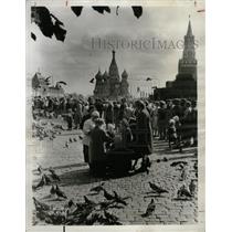 1968 Press Photo Red Square Moscow Tourists Russians - RRX71309