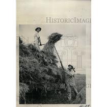 1943 Press Photo Bill Agawa and Gile River farming - RRW97323