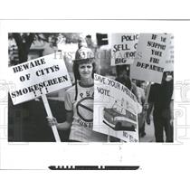 1985 Press Photo Picketing  Protest  city cuts