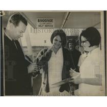 1967 Press Photo David Brinkley Provides Autograph Neb. - RRX98095
