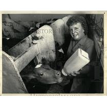 1987 Press Photo Marsha Dahlgren Feeds Calf Dairy Farm - RRW60405