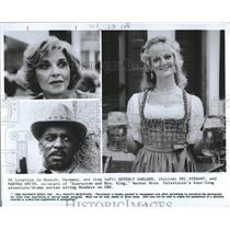 1984 Press Photo Beverly Garland Scarecrow & Mrs King - RRV18563