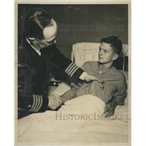 1951 Press Photo Young Hero Van Hite Thompson awarded a Purple Heart.