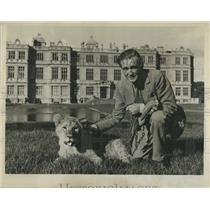 1967 Press Photo Lord Bath posing with lion in Longleat Manor