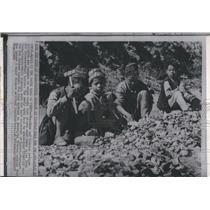 1970 Press Photo Nepalese and Tibetan refugee and children use hammers to