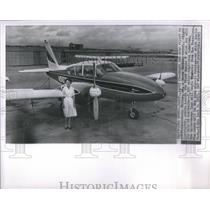 1963 Press Photo Flight Instructor Betty Miller Stands Beside Piper Apache H