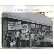 1985 Press Photo Northwest Side Protest Greyhound Move