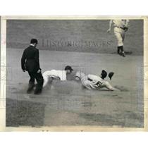 1944 Press Photo Red Sox pitcher Roy Partie called out at second base by Yankees