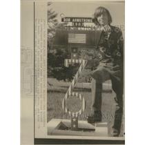1975 Press Photo Spirited Mailbox Bob Armstrong House - RRS33845