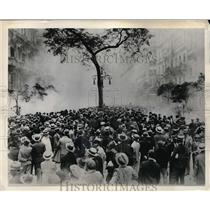 1930 Press Photo Mob in Rio De Janeiro Watching Newspaper "A Notica" in Flames