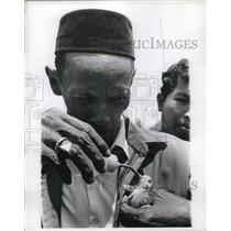1970 Press Photo jakarta, Indonesia Madji Machmad & his turtledoves