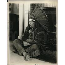 1930 Press Photo W Storey Poses As Sitting Bull In Harvard's Hasty Pudding Shop