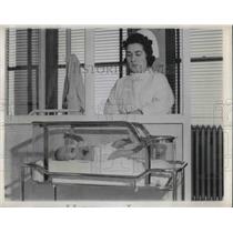 1941 Press Photo Nurse Mary Kelly Watches Baby Thru Transparent Bassinet