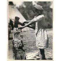 1936 Press Photo Glacier Park Indian Girl's ancestors used the tomahawk