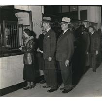 1933 Press Photo Mayor Frank Murphy & T. Keller Open Bank for Detroit Employees