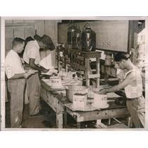1935 Press Photo Honolulu sugar cane lab tests, RJ Borden at chemical table