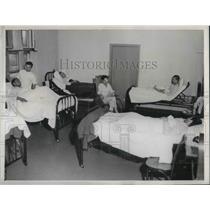 1900 Press Photo Patients of Convalescent Stages Are Assembled