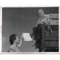 1943 Press Photo Justice of Peace Ne Bomboy Harvesting Corn Takes Break Sign