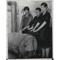 1932 Press Photo Mrs John Hall Oil Barrel Wood Burning Stove