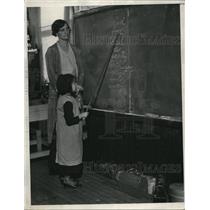 1933 Press Photo Clara Byler Teacher lena Hosmer Old Red School Burton, Ohio