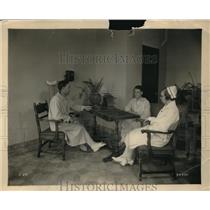 1929 Press Photo Nurse And Patients Listen To Radio In Hospital