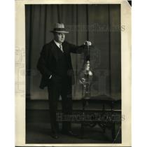 1928 Press Photo Largest & Brightest Electric Light Bulb