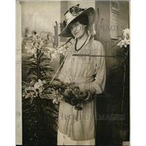 1919 Press Photo Rosalie Bloodgood Smelling Posies At International Flower Show