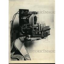 1924 Press Photo Smallest radio set built by PF McGuire