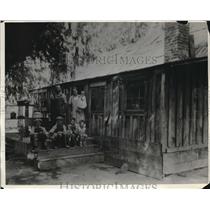 1932 Press Photo Wine Grape Farmer and Family at Home, Fresno, California