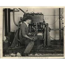 1928 Press Photo Factory Worker Using Powell Leverage Motor