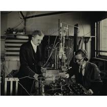 1924 Press Photo Dr CT Knipp Physics Dept & HA Brown Univ of Illinois