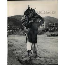 1965 Press Photo Islamabad Pakistan construction worker carries load to site