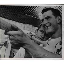 1963 Press Photo Len Gabrielson Lew Burdette Milwaukee Pitcher